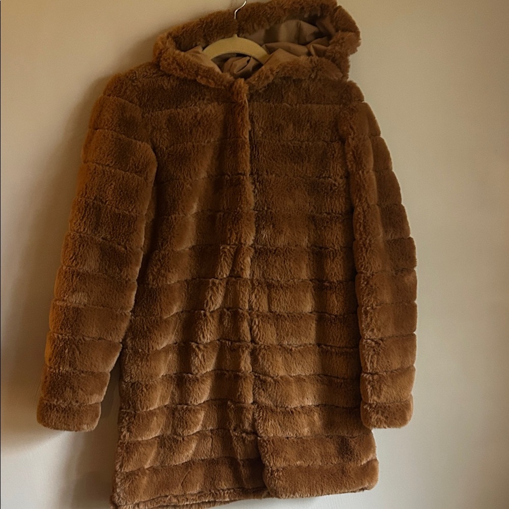 Adorable Kendall & Kylie light brown faux fur reversible jacket with hood🤎